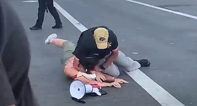 Biden'i protesto eden kadına sert müdahale