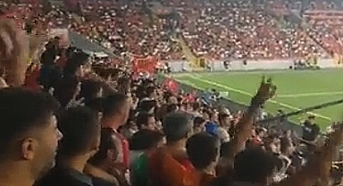 TRT-1 tribünlerin sesini kısarak verdi