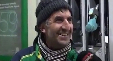 'Kapalı gişe oynuyoruz. Millet ayakta seyrediyor' diyor adamın hası